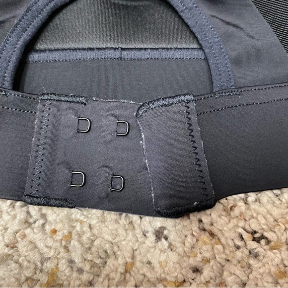 Athleta women's sports bra 34B/C racerback black activewear - Picture 6 of 7